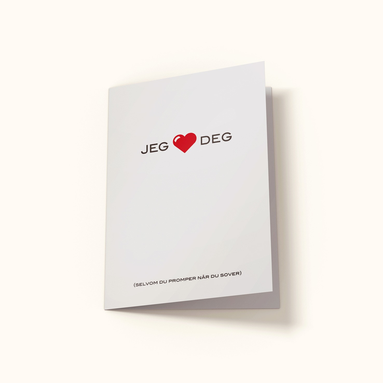 Illustrasjon av et hvitt Valentine-kort med teksten 'Jeg ♥ Deg (selv om du promper når du sover)'. Kortet er minimalistisk med enkel tekst.