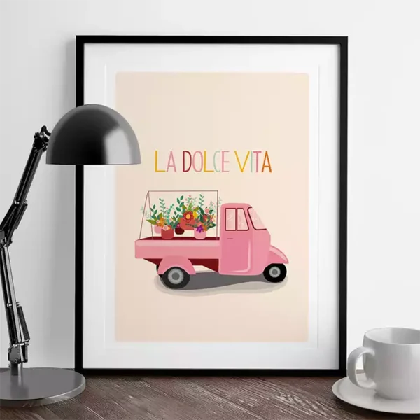 Plakat med en rosa lastebil, blomster og teksten "La Dolce Vita"