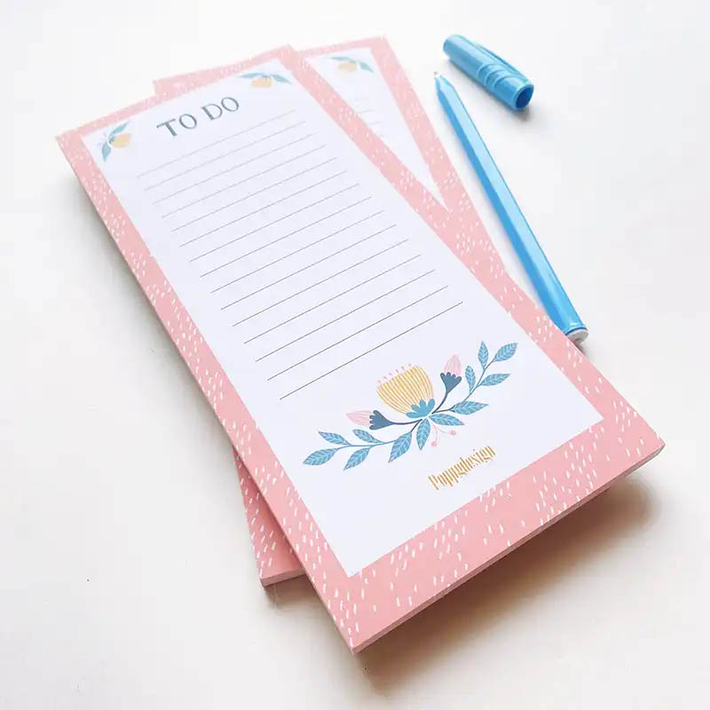 BIlde av to rosa to do lister med blomst på.