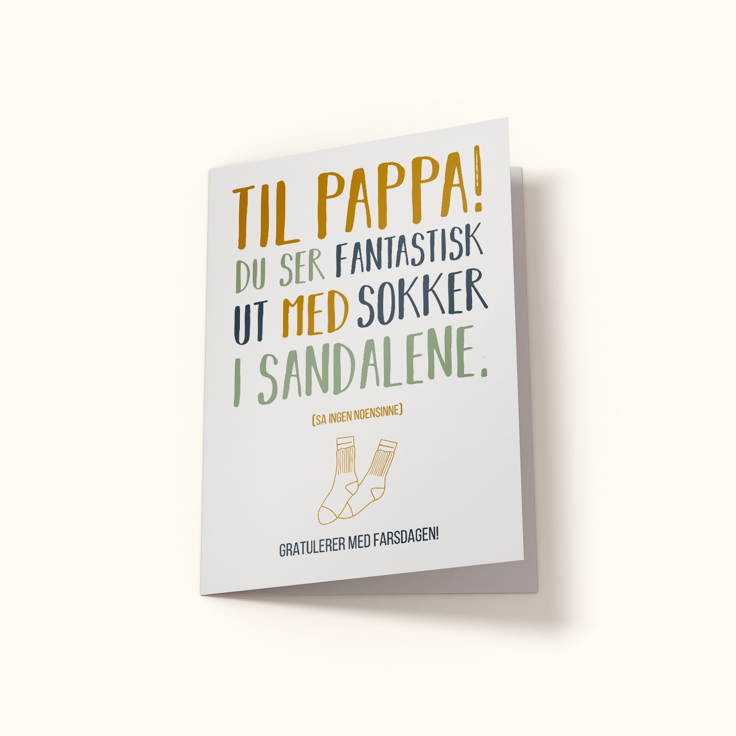 farsdagskort med teksten Til pappa! Du ser fantastisk ut med sokker i sandalene. (Sa ingen noensinne). Gratulerer med farsdagen!