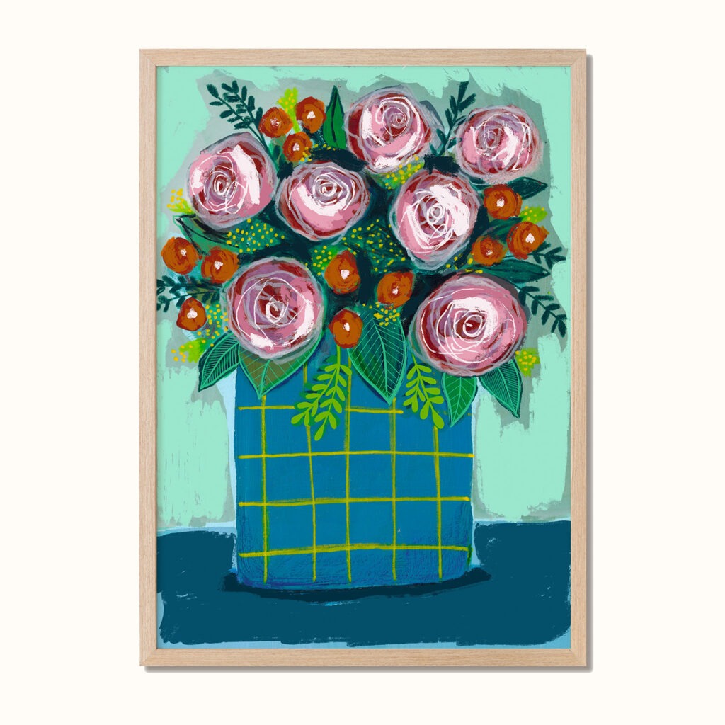 Fargerik plakat med blomster i blå vase – designet av Poppydesign.