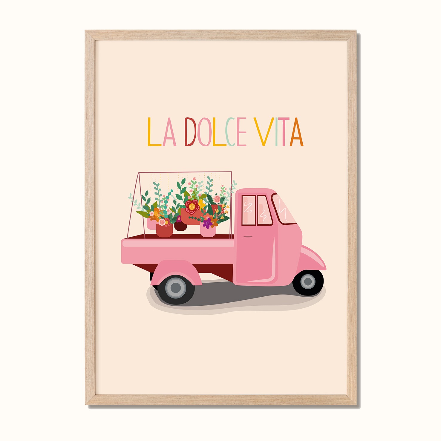 Illustrasjon av en rosa Piaggio ape med blomster og teksten "La Dolce Vita"