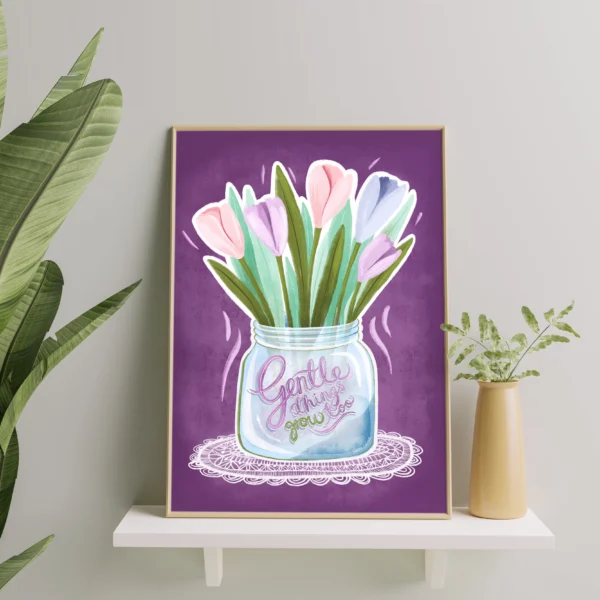 Bilde av innrammet Plakat med blomster og teksten 'Gentle things grow too', designet av Poppydesign