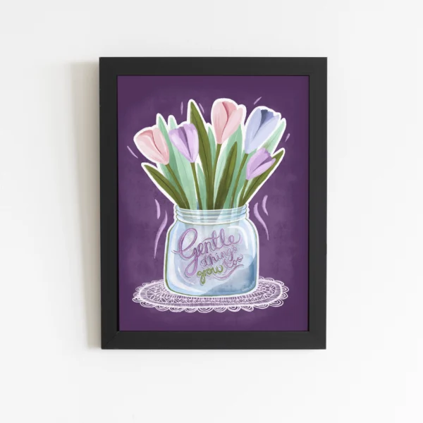 Innrammet Plakat med blomster og teksten 'Gentle things grow too', designet av Poppydesign