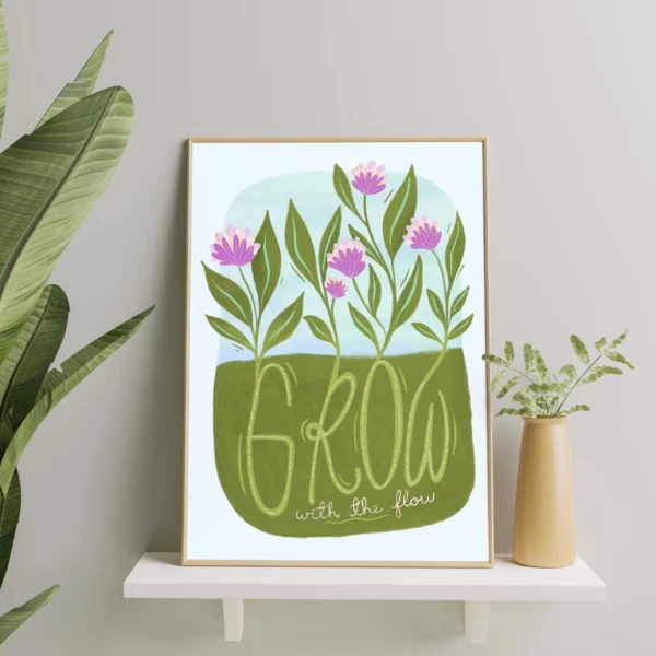 Bilde av Plakat i lys treramme med blomster som vokser og teksten 'Grow with the flow', designet av Poppydesign