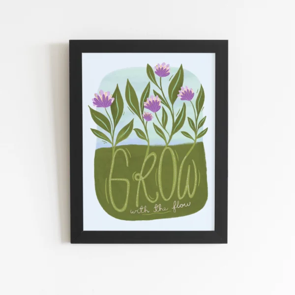 Innrammet Plakat med blomster som vokser og teksten 'Grow with the flow', designet av Poppydesign
