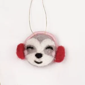 juletrepynt formet som et dovendyr i filt.