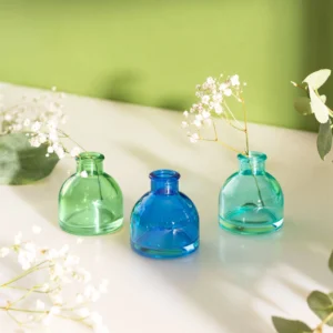 minivaser i kalde farger med blomst
