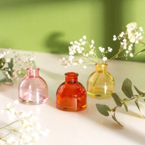 minivaser i varme toner med blomst