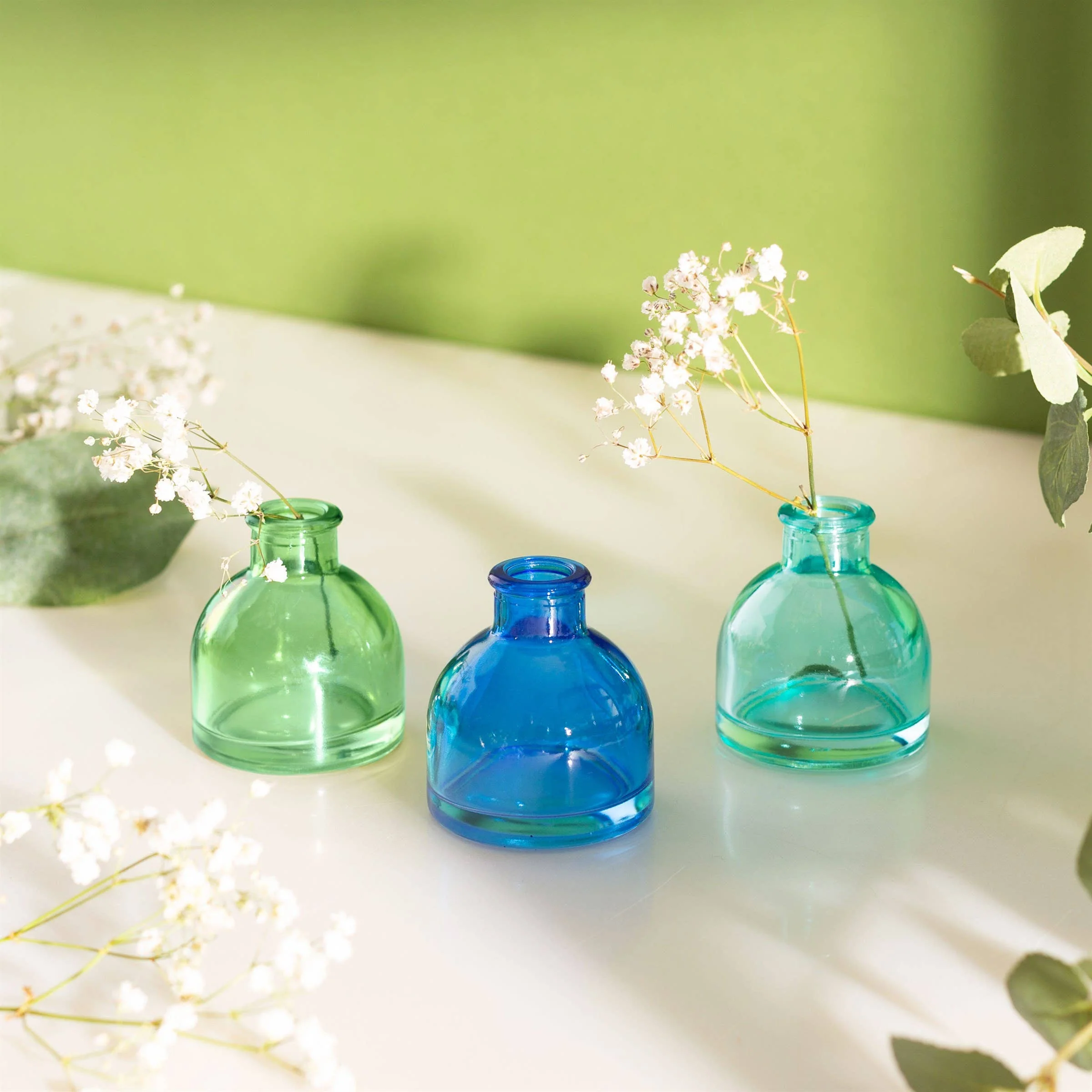 minivaser i kalde farger med blomst